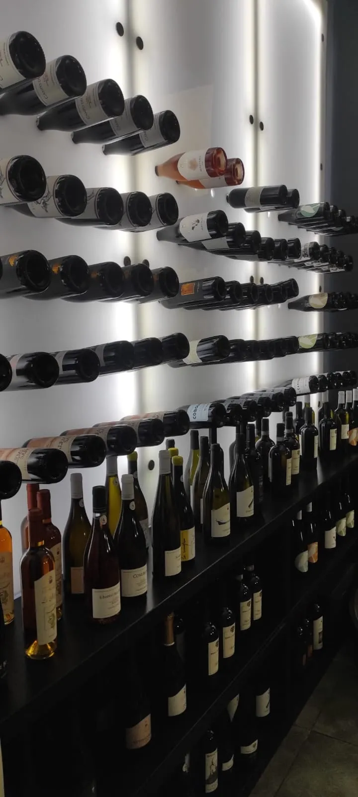 La parete di vini dell'Osteria