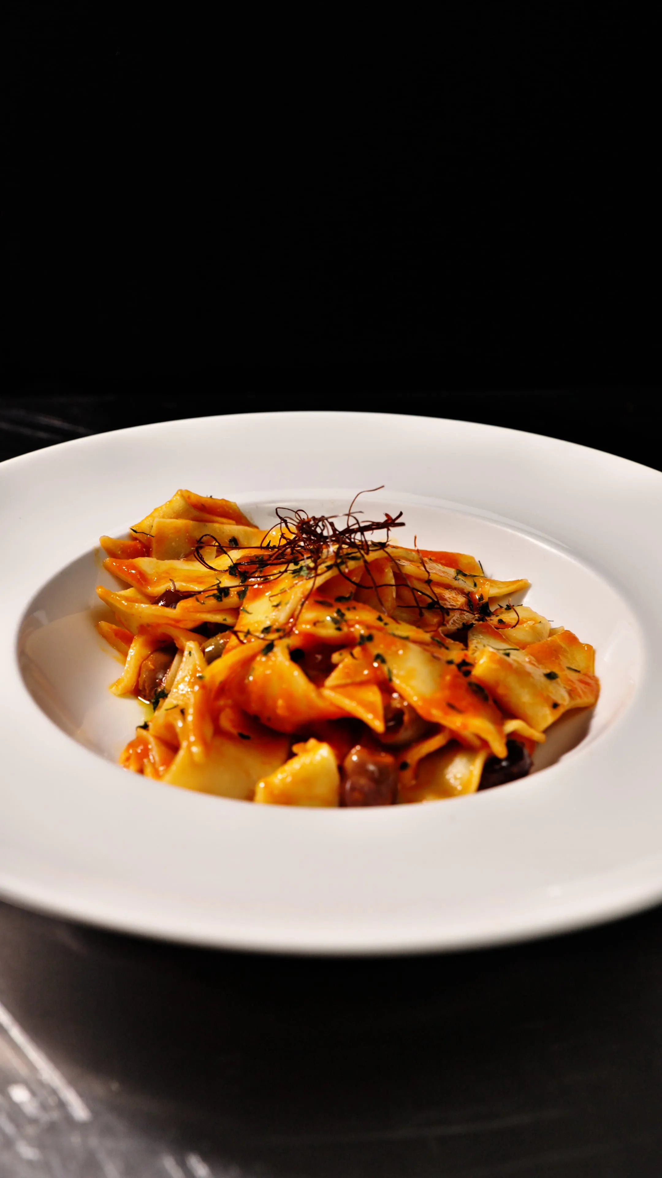 Pasta al pomodoro con olive e zafferano